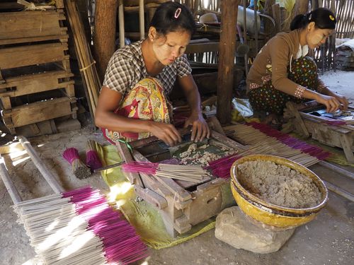Ma Au • Making incense sticks ( Myanmar,  )