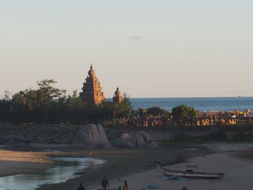 Mahabalipuram • Temple du Rivage: Temple du rivage vu de la plage ( Inde, Tamil Nadu )