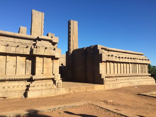 Mahabalipuram • Symmetric Building ( Inde, Tamil Nadu )