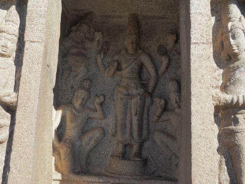 Mahabalipuram • Grotte Thirumoorti: bas-relief à l'entrée de la grotte ( Inde, Tamil Nadu )