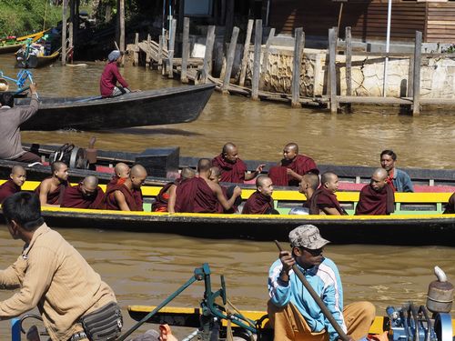 Lac Inlé • Pagode Phaung Daw Oo: moines arrivant en pirogue ( Myanmar,  )