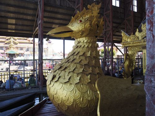 Lac Inlé • Pagode Phaung Daw Oo: Proue (représentant l'oiseau Karaweik) d'une barque sacrée ( Myanmar,  )