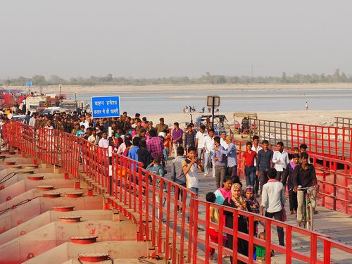 Patna • Mensenmassa aan de oevers van de Ganges ( India, Bihar )