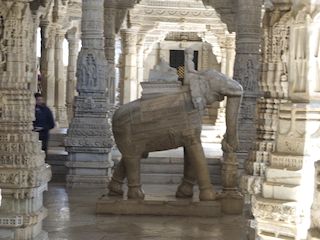 Ranakpur • Temple Jaïn Adinatha: statue d'éléphant ( Inde, Rajasthan )