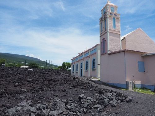 Réunion • Notre-Dame des Laves: lave entourant l'église ( Réunion,  )