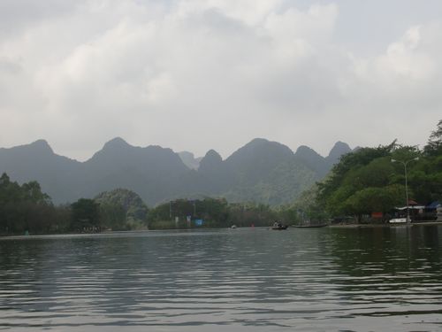 Montagnes de Huang Tich • Rivière Yen ( Vietnam,  )