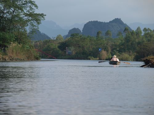 Montagnes de Huang Tich • Rivière Yen ( Vietnam,  )