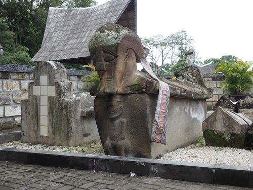 Lac Toba • Tombe du roi Sidabutar ( Indonésie, Sumatra )