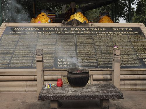 Sarnath • Mulagandhakuti Vihara Temple: memorial stone ( India, Uttar Pradesh )