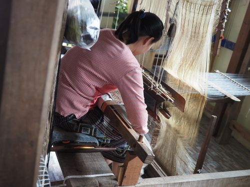 Laos • Tissage à Luang Prabang ( Laos,  )