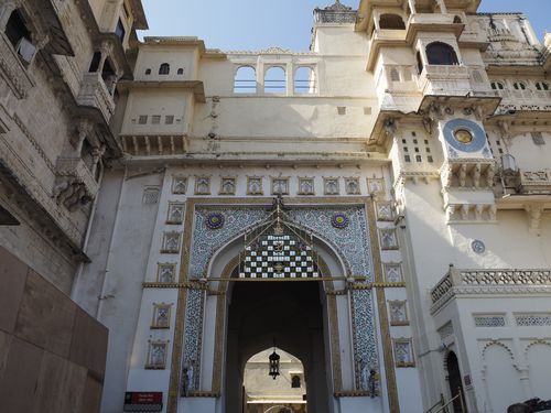 Udaipur • City Palace: une des portes du palais ( Inde, Rajasthan )