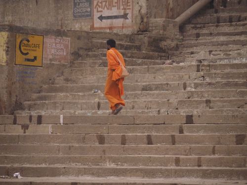 Varanasi • Ghats: sadhu sur les gaths ( Inde, Uttar Pradesh )
