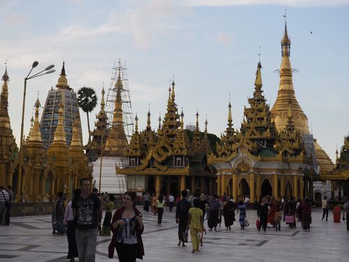 Yangon • Pagode Shwedagon: petits stupas autour du stupa central ( Myanmar,  )