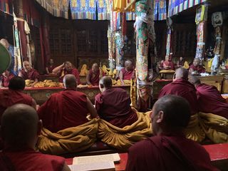 Bouddhisme • Ladakh, cérémonie de prières de moines à Likir Gompa