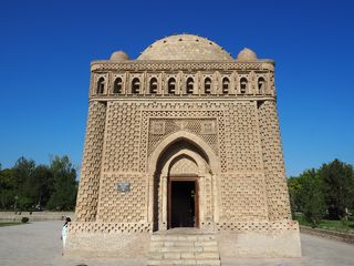 Zoroastrisme • Mausolée des Samanides, Bukhara, Ouzbekistan.

Bien que de facture islamique, ce mausolée fut édifié sur un ancien cimetière zoroastrien. Sa structure symétrique, l’usage de la brique non ornée et certains motifs géométriques témoignent de l’influence persistante du zoroastrisme dans l’architecture funéraire de l’Asie centrale.