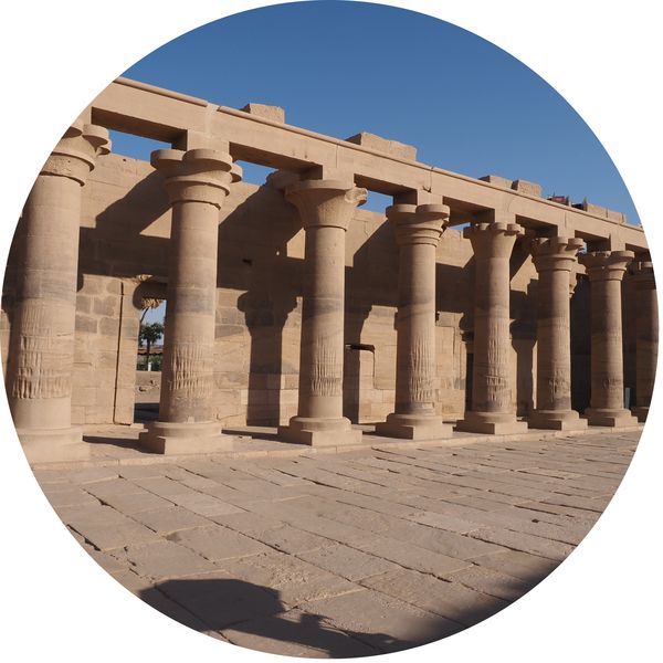 Colonne à l'entrée du temple de Philae, Assouan • Egypte