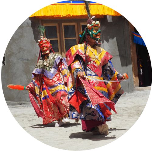 Moines masqués au cours de la danse Cham, Phyang , Ladakh • Inde