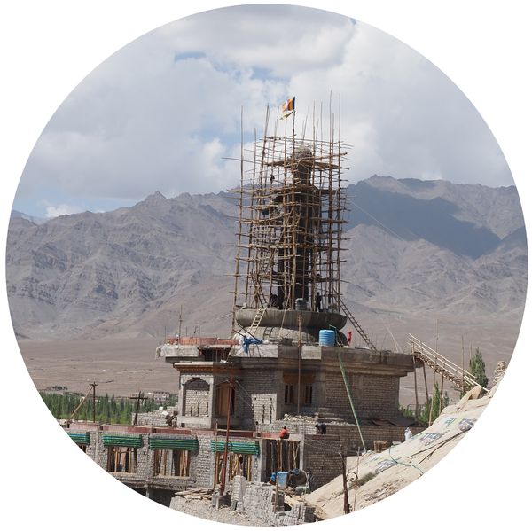 bouddha géant en construction à l'entrée du monastère, Shey, Ladakh • Inde
