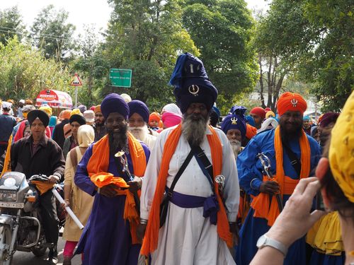 Participants Sikh au Hola Mohalla à Anandpur Sahib au Pendjab en Inde