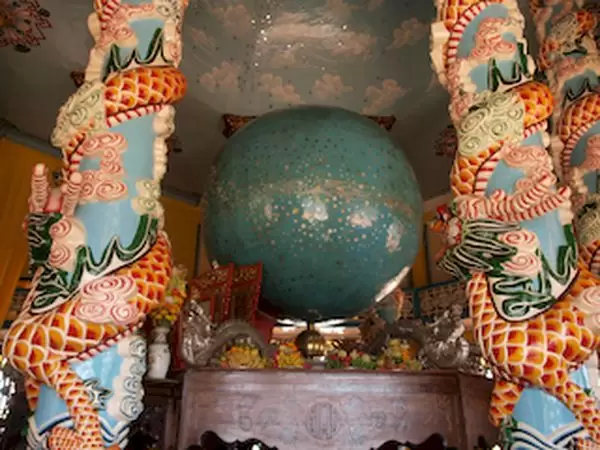 l'autel du temple, Tay Ninh  • Vietnam